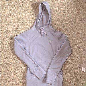 EUC woman’s Nike therma-fit sweatshirt